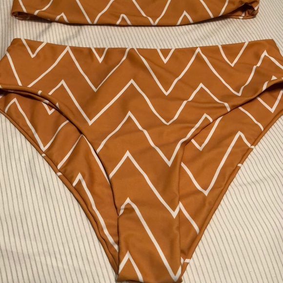 Bikini - Picture 3 of 3